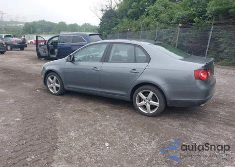 2010 Volkswagen Jetta Limited Edition z USA, uszkodzony, nr VIN 3VWRZ7AJ7AM155458